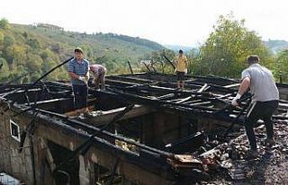 Elektrik kontağından çıkan yangın ahırı küle...