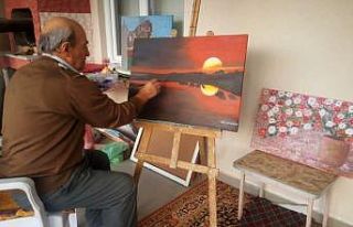 Emekli mobilyacı ressamlara taş çıkartıyor