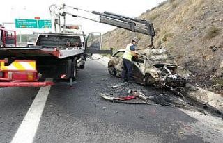 Emniyet şeridinde duran araca arkadan çarptı; 1...