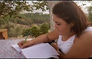 Engelli genç kızın şiirini besteleyerek hayallerini...