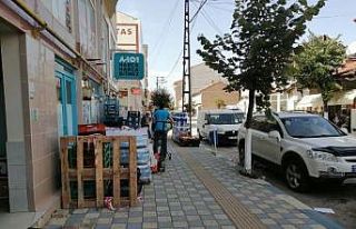 Engelli yolu engel dolu