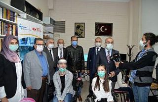 Engelliler bilgisayarları gözleri ile kullanıyor