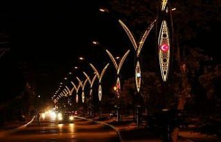 Erciş Belediyesi Kışla Caddesi’ni dekoratif direklerle...