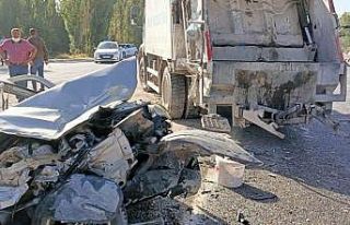 Erciş’te otomobil çöp kamyonuna çarptı: 2 yaralı
