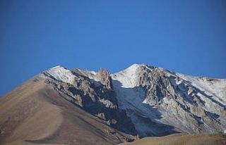Erciyes Dağı beyaz örtüsünü giyindi