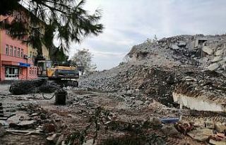 Erdek’te eski öğretmenevi yıkılıyor