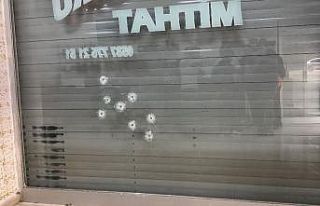Erkek kuaförü dükkanına kurşun yağdırdılar