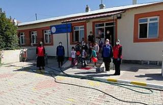 Erzincan’da öğrencilere kırtasiye seti hediye...