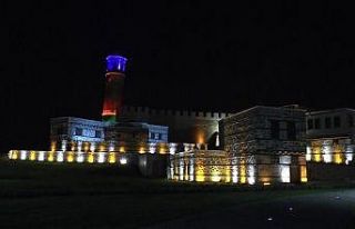 Erzurum Kalesi Azerbaycan bayrağının renkleriyle...