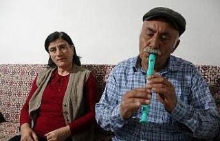 Eşi çalıyor kendi söylüyor, sesiyle ünlü sanatçıları...