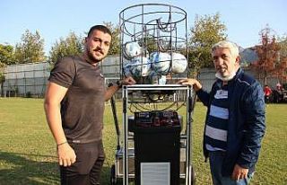 Eski futbolcudan yerli ’top atma makinesi’