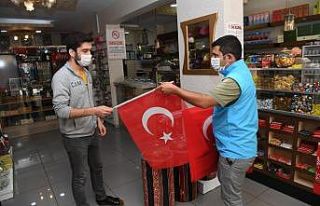 Esnafa Türk bayrağı dağıtıldı