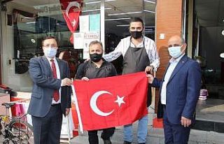 Esnafa ve öğrencilere Türk Bayrağı