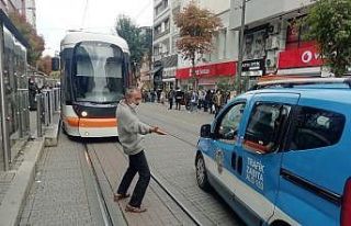 Eşyalarını sokağa fırlatan vatandaş bu sefer...