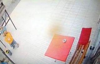 Etrafı gözledikten sonra temizlik kovasını çalması...