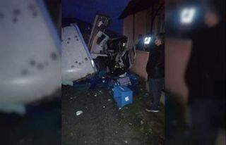 Evin duvarına çarparak durabilen kamyonun sürücüsü...
