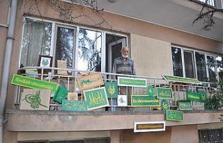 Evini atölyeye, balkonunu ise sergi salonuna çevirdi