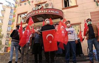 Evlat nöbetindeki aileler, Cumhuriyet Bayramını...