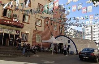 Evlat nöbetindeki ailelerden, HDP’ye yapılan operasyona...