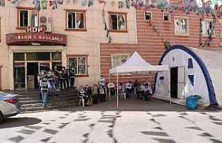 Evlat nöbetindeki ailelerin HDP önündeki eylemi...