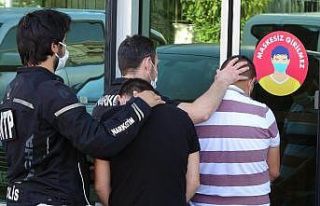 Evlerinde 1 kilo esrarla yakalanan 2 kişi tutuklandı
