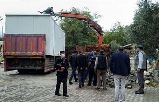 Evlerinde yıkılma tehlikesi olan ailelere konteyner...