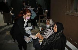 Evlerine giremeyen vatandaşların yardımına Büyükşehir...