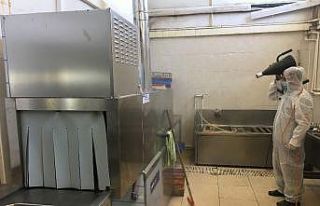 Fabrikalarda çalışanların sağlığı için dezenfekte...