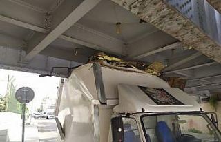 Fatih’te kamyonet demiryolu geçidine sıkıştı