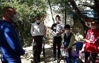 Fedakar öğretmen, babayı ikna ederek kız kardeşleri...