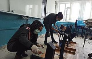Fedakar öğretmenler öğrencileri için okulu atölyeye...