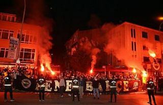 Fenerbahçeli futbolcular galibiyeti taraftarıyla...