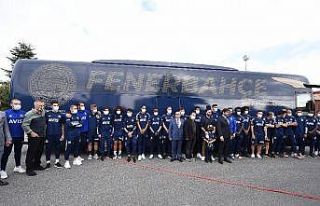 Fenerbahçeli taraftarların seçtiği takım otobüsünde...