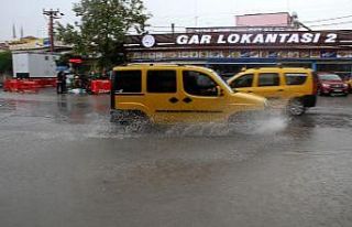 Fethiye’de etkili olan yağış vatandaşlara zor...