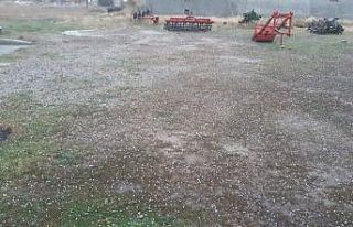 Fındık büyüklüğünde yağan dolu her yeri beyaza...