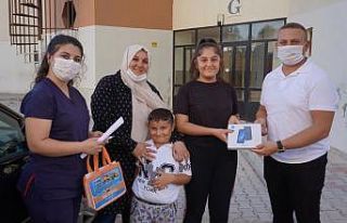 Finike Belediyesi öğrencilere tablet dağıttı