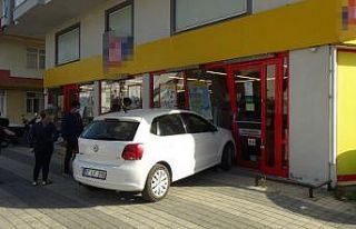 Fren yerine gaza basan sürücü alışveriş merkezine...