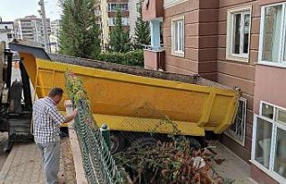 Freni boşalan hafriyat kamyonu apartmana girdi