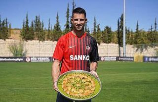 Gaziantep FK, Kevin Mirallas’ı baklava ile karşıladı
