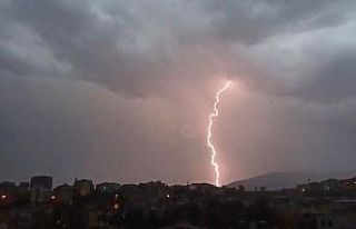 Gece karanlığını şimşekler gündüze çevirdi