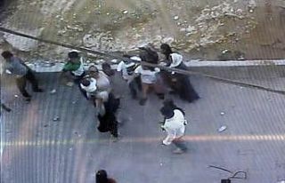 Genç kadının komşuları tarafından darp edilmesi...