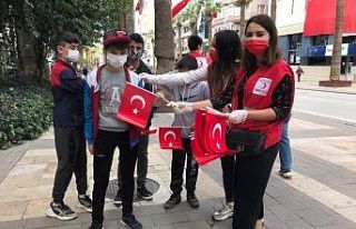 Genç Kızılay üyeleri 5 bin adet Türk bayrağı...