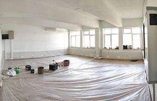 Genç mimarlarlar ellerine matkap ve fırçaları...