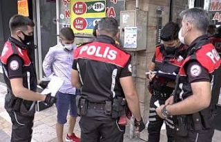 Gençlerin üzerinden çıkan uyuşturucu ve aparatların...