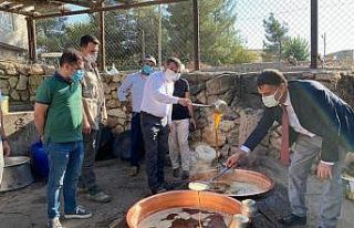 Gercüş Kaymakamı Şekerci, pekmez kaynattı