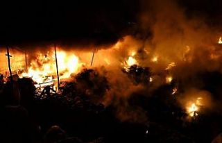 Geri dönüşüm deposunda çıkan yangın güçlükle...