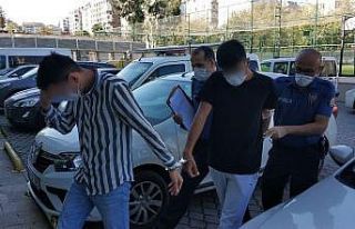 Girdikleri marketten alarm çalınca kaçan hırsızlar...