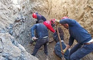 Göçük altında kalan baba oğul hayatını kaybetti