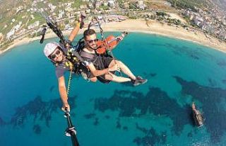 Gökyüzünde kemanıyla "Allı Turnam"...