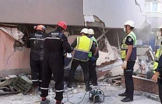 Gönüllü arama kurtarma ekipleri deprem bölgesinde...